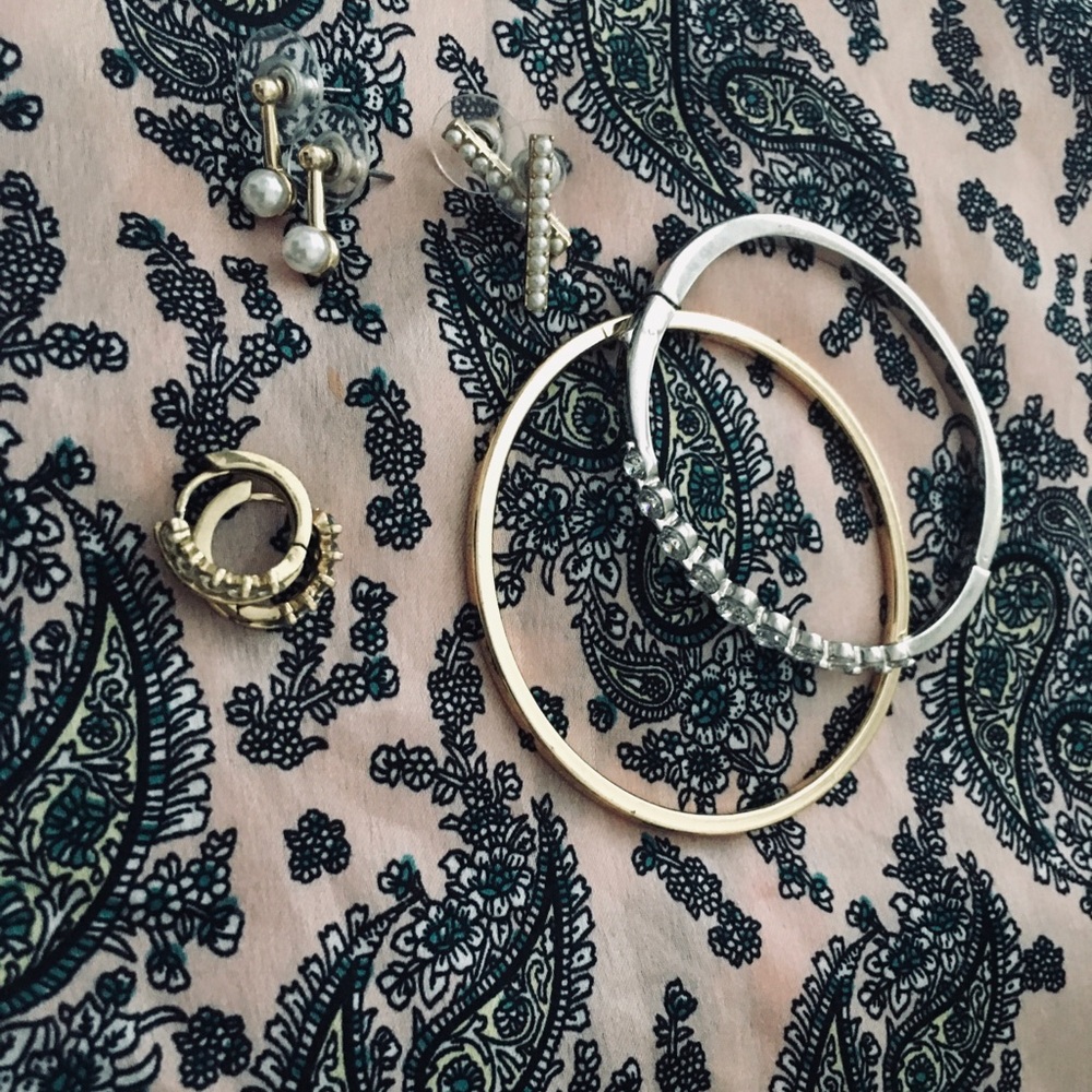 Fashion earings and bracelets